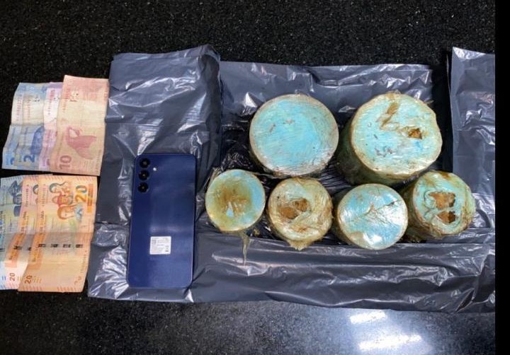 Mulher foi flagrada em posse de 2,6 kg de entorpecente em ônibus de linha interestadual