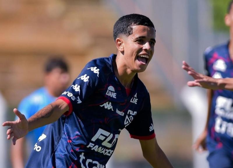 Com gols de Jovino, Maricá e Wesley, Grêmio Sub-17 venceu por 3 a 0, manteve os 100% de aproveitamento como mandante e segue na liderança isolada da chave 2