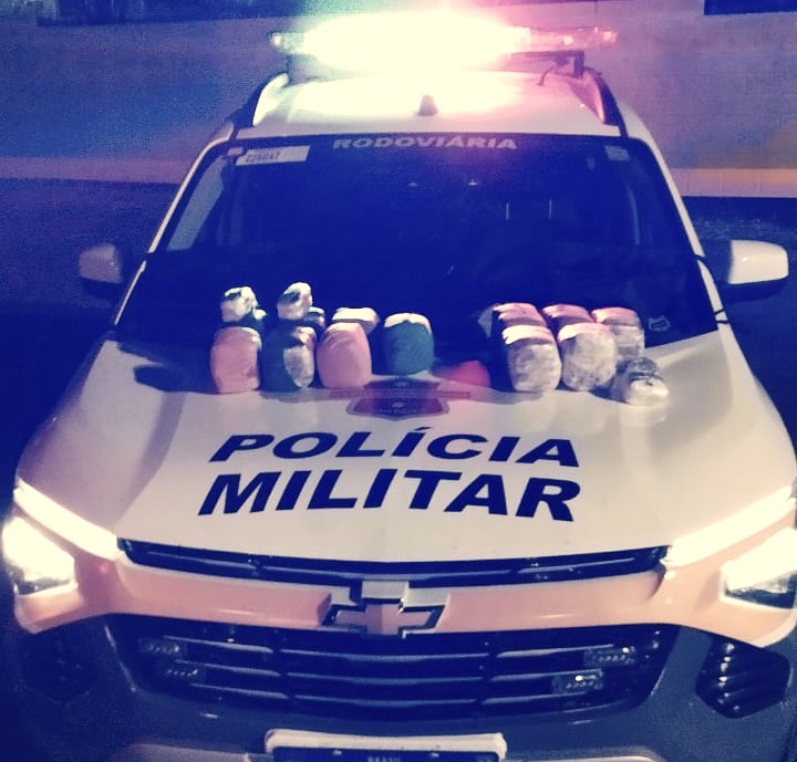 Dezesseis porções de entorpecente foram encontradas em bolsas de passageiras durante vistoria
