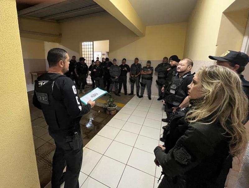 Ação que apreendeu drogas contou com participação de 17 policiais civis, quatro militares, além do canil