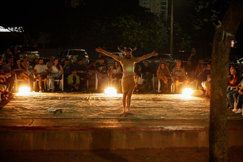 Monólogo dá voz a um grito reprimido por décadas: “meninos também sofrem violência e choram”