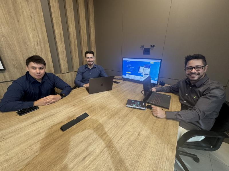 Mateus Augusto de Souza Veiga, Gabriel Ricci Mazuqueli e Isaac Martin, criadores da plataforma Plantão Rápido