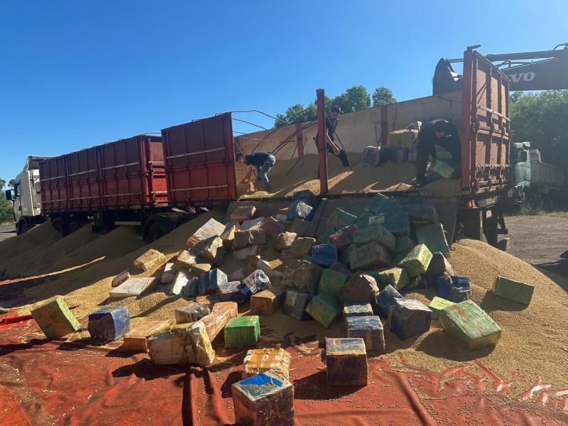 Droga estava escondida em um caminhão-trator, em meio a uma carga de soja