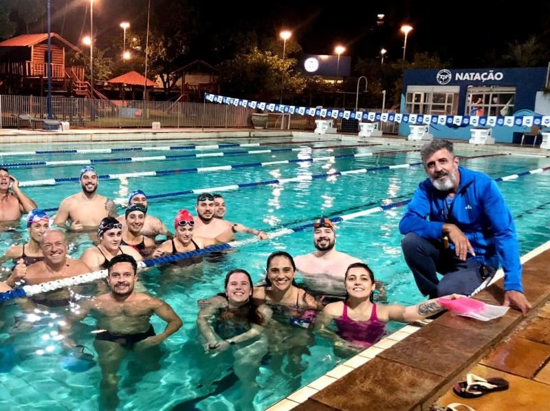 Professor Jardel e os participantes do revezamento de natação do Tênis Clube
