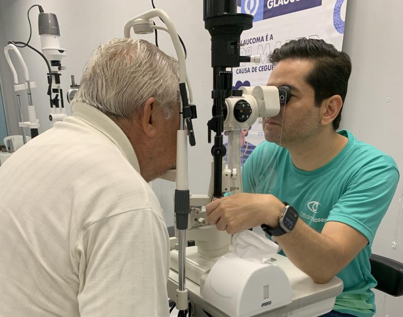 Marcelo Hosoume, diretor da Oftalmolaser, realizando exame na 5ª edição do mutirão, em novembro do ano passado