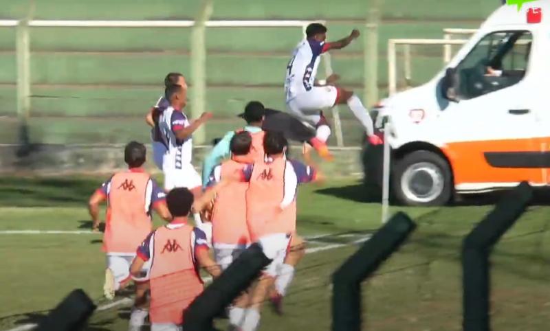Zagueiro André anotou o primeiro e, na comemoração, não perdoou a bandeirinha de escanteio do Tanabi 