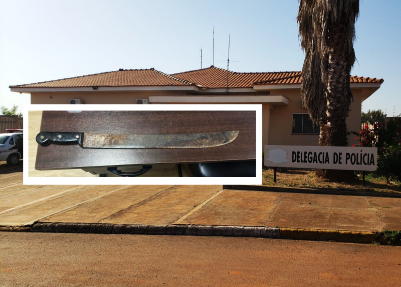 Facão, de aproximadamente 45 centímetros de lâmina, foi apreendido e apresentado à Polícia Civil