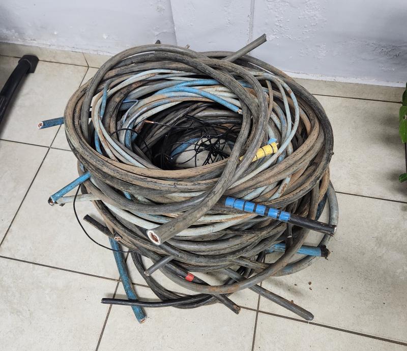 Material retirado do quadro geral da sala de máquinas foi localizado com indivíduos