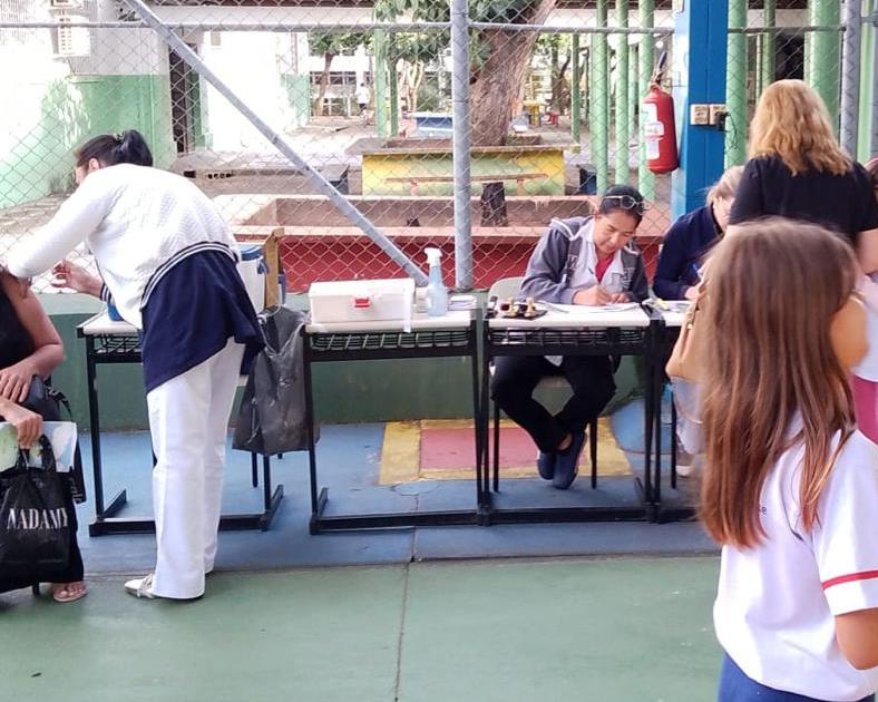 Vacinas para crianças e adolescentes foram disponibilizadas nas escolas