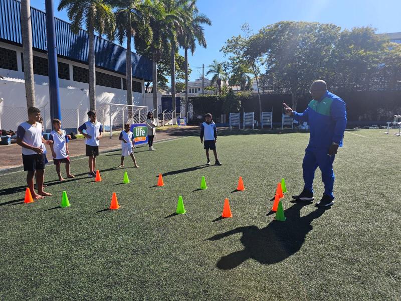 Presidente do clube e técnico da APA, Cremilson interagiu com os pequenos  do projeto de Álvares Machado