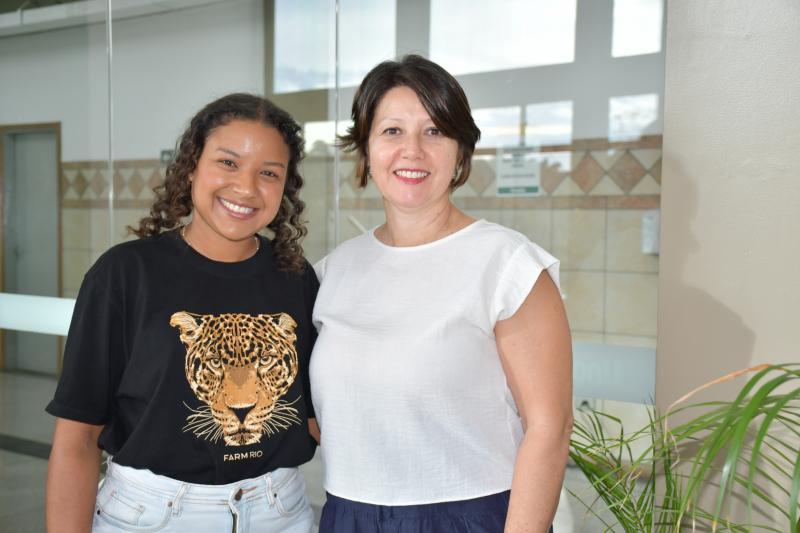 Egressa da Unoeste Angélica, com a professora Dra. Patrícia Antunes