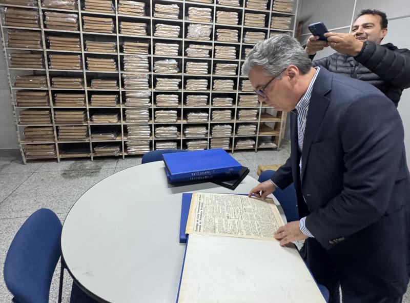 Secretário da Justiça ficou encantado em conhecer a sala onde estão arquivadas encadernações dos exemplares de O Imparcial desde a década de 30
