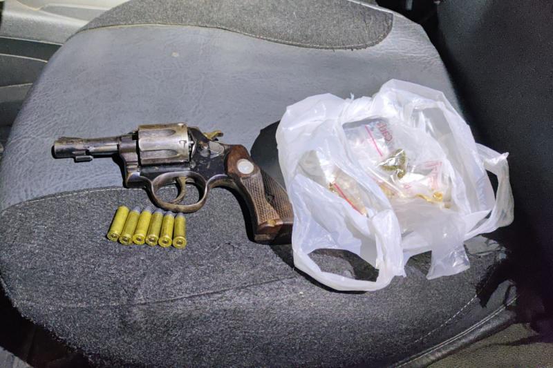 Armas utilizadas pelos policiais e pelo morador, além de drogas, foram apreendidas no local