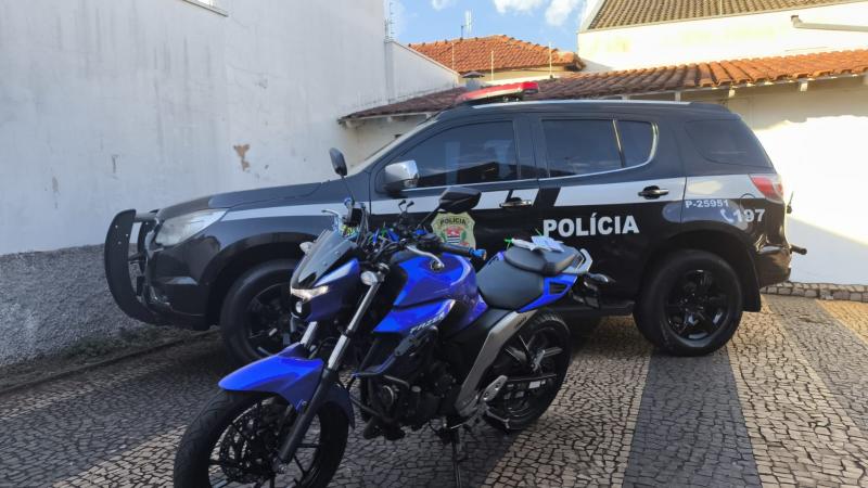 Moto de propriedade da suspeita foi apreendida para eventual ressarcimento da vítima