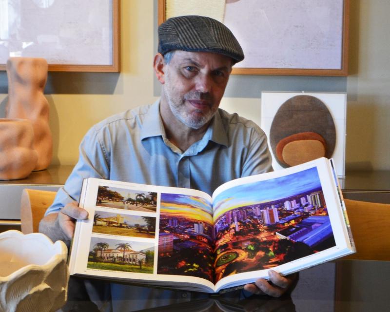 O artista plástico, Cido Oliveira, apresenta a coletânea de sua trajetória artística