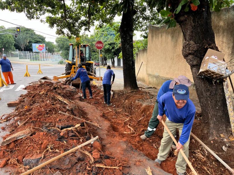 Obras de microdrenagem para posterior operação de semáforo interditam trecho
