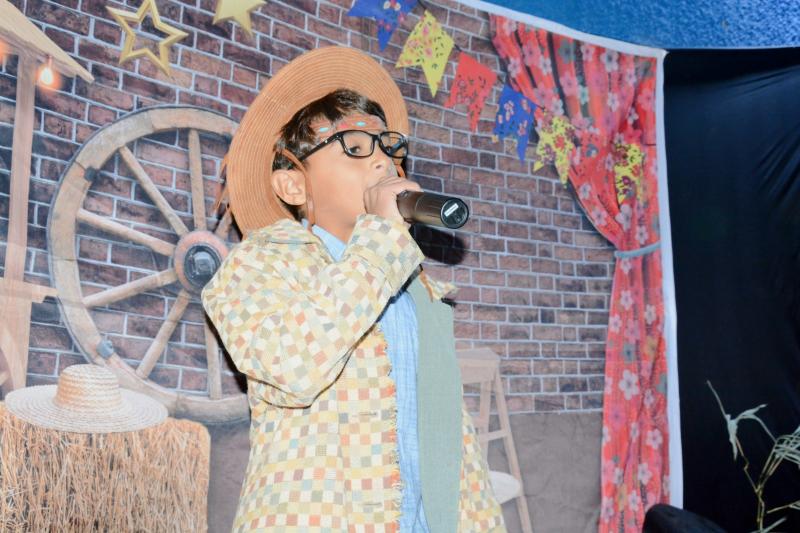 Nicolas declamando cordel do poeta Bráulio Bessa, na festa junina do Lar Santa Filomena