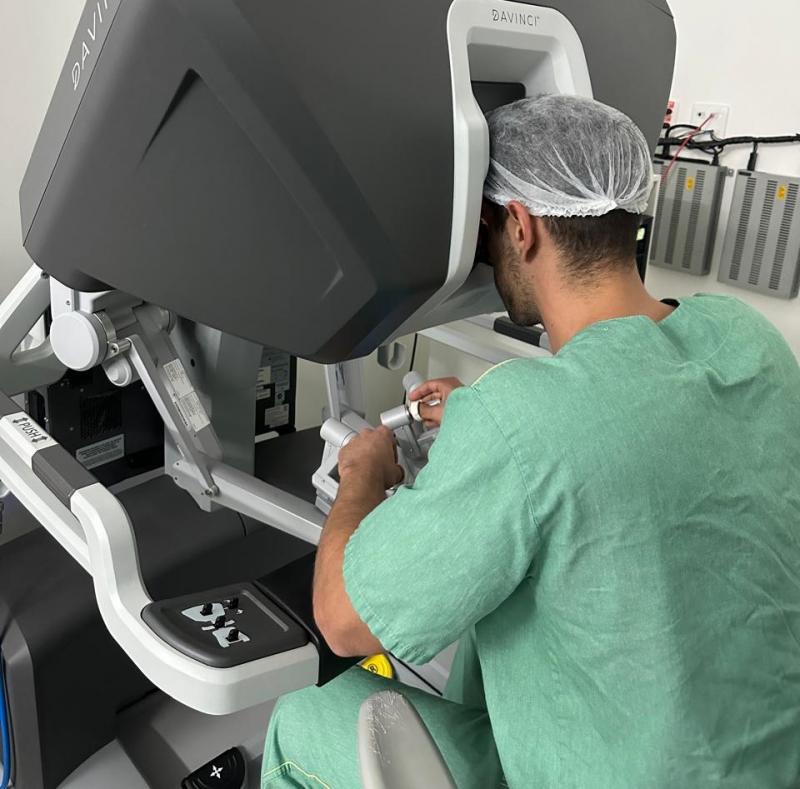 Matheus Sperini operando com robô Da Vinci, no Hospital de Base de São José do Rio Preto
