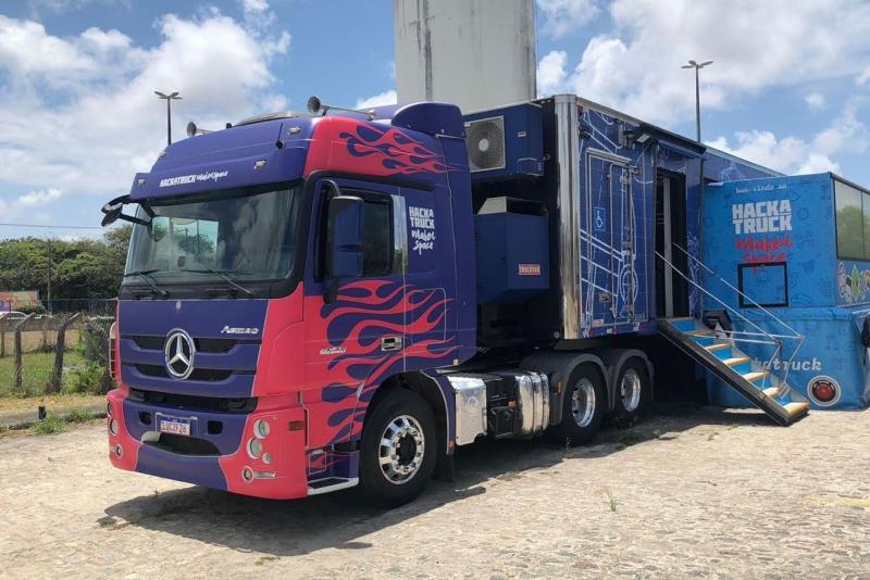 HackaTruck MakerSpace é um caminhão itinerante onde alunos receberão treinamentos