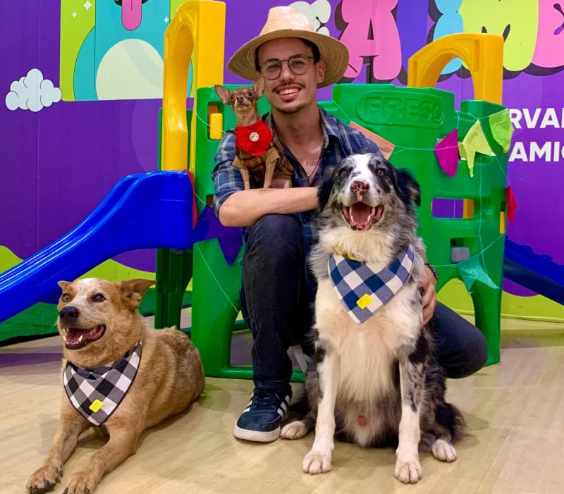Thiago Araujo, adestrador de animais, fará um show ao vivo para demonstrar técnicas de adestramento aos tutores presentes.