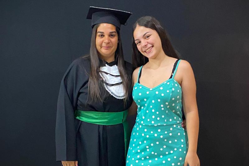 Bruna Paula e filha Stefani, que sofreu com cardiopatia, na formatura do curso técnico