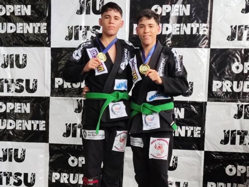 Após conquistarem o ouro em PP, gêmeos jiu-jiteiros da AlmeidaJJ disputam o Brasileiro da CBJJ, neste domingo, em Barueri