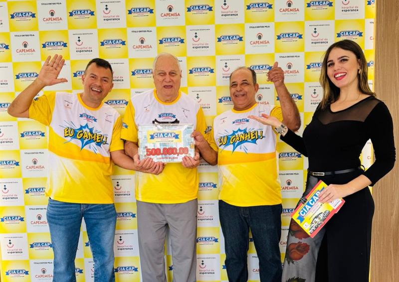 Tati Piovanni, a repórter Cia Cap, entregou a premiação aos 3 ganhadores