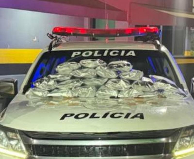Polícia Rodoviária contou 20 embalagens plásticas contendo cocaína