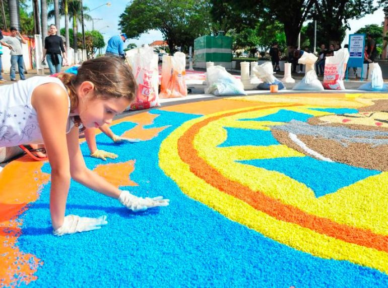 Montagem dos moldes e execução dos tapetes ocorrem na própria quinta-feira de Corpus Christi, a partir das 6h 