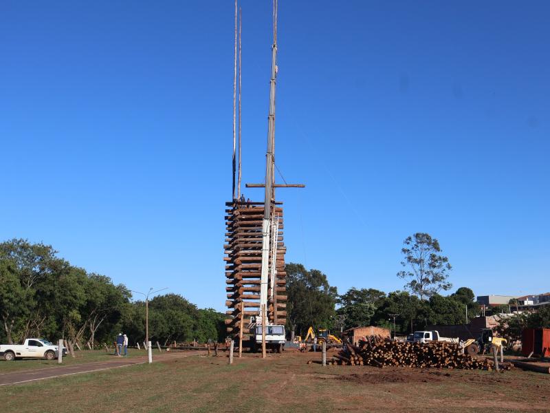 Fogueira de 58 m será acesa no último dia da festa, sábado (21/06); montagem segue a todo vapor
