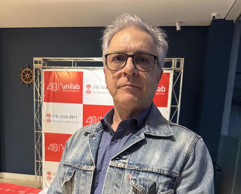 Infectologista Alexandre Portelinha: “A tecnologia consegue identificar o microrganismo em poucas horas, em contraste com as técnicas tradicionais que podem levar de três a cinco dias para identificar a bactéria ou vírus causador de uma doença”