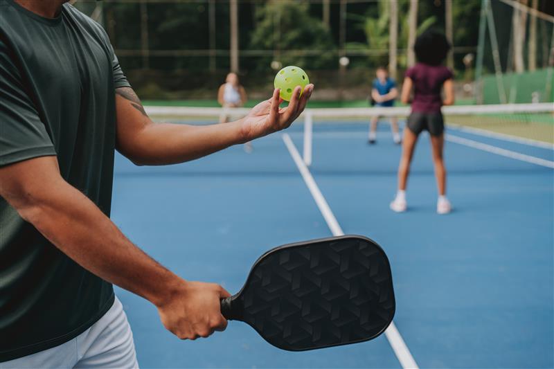 Utilizando raquete e uma bola perfurada, modalidade pode ser individual ou em duplas
