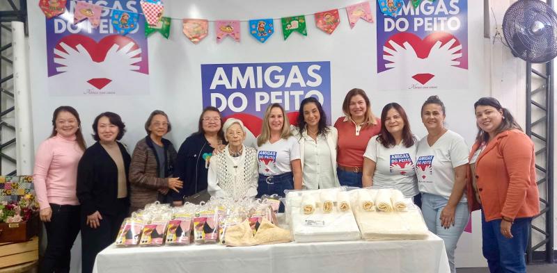 Integrantes da Casa da Amizade do Rotary Sul entregando as doações para a ONG Amigas do Peito