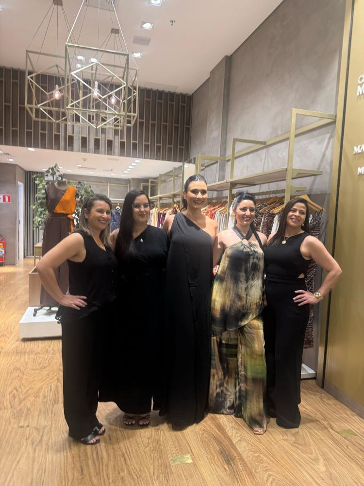 LETÍCIA E EQUIPE DA MORENA ROSA