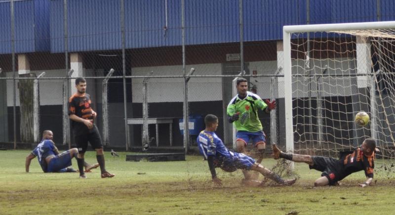 Breninho fez o 2º gol do Metralha na vitória por 2 a 0 sobre o Vasco Ana Jacinta pelas quartas de final 
