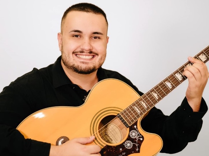 No repertório de Cortez, público pode esperar releituras e composições autorais que dialogam com as raízes da MPB e da música caipira