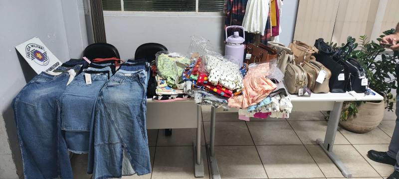 Durante a abordagem, foram encontradas no interior do carro roupas femininas e infantis, bolsas, bijuterias, jarras e cortinas, parte delas reconhecida posteriormente pela representante dos estabelecimentos