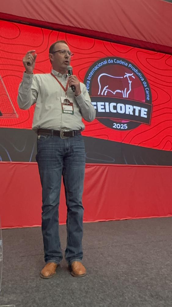 DENNIS SERHIENKO, ESPECIALISTA INTERNACIONAL, DESTACOU O IMPACTO DA GENÉTICA AVANÇADA NA CONVERSÃO ALIMENTAR