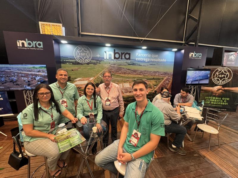 Sérgio Pzerziorka e a equipe no stand do Boitel Chaparral