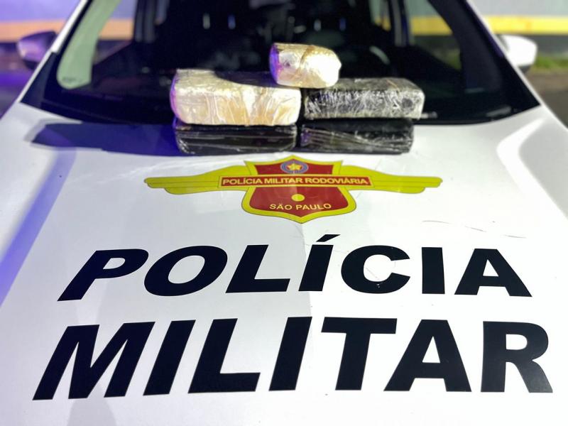Cinco invólucros de skunk, que totalizaram 4,3 quilos, estavam em bolsa de passageira de 26 anos