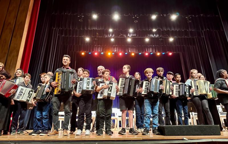 Concerto “Raízes Sertanejas”, realizado na última semana: 30 músicos acordeonistas tocando juntos