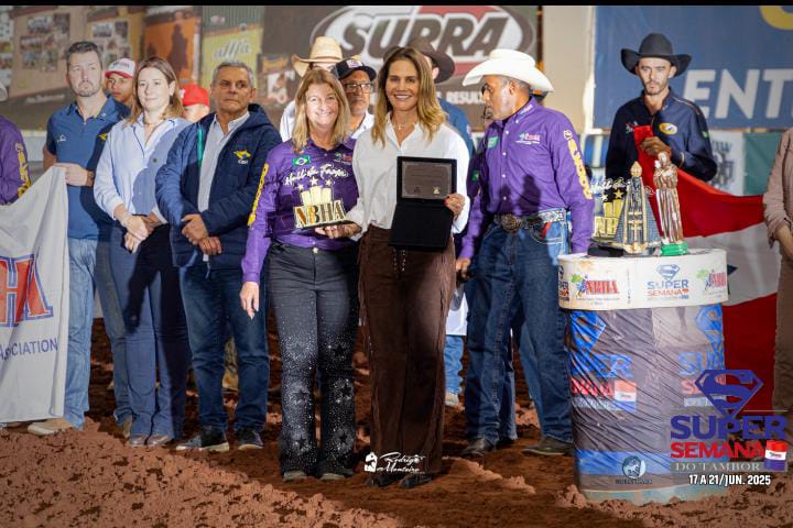 Simone recebendo o troféu e a placa da NBHA