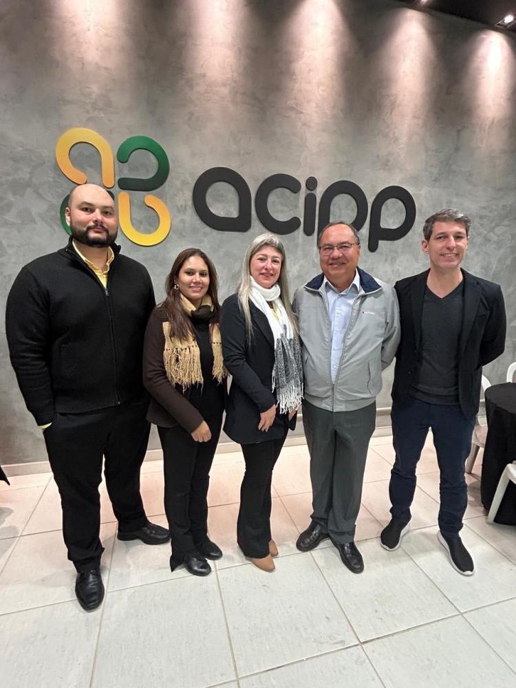 Membros da Acipp com Antonio de Souza, do Sicoob, na inauguração do novo Espaço do Associado