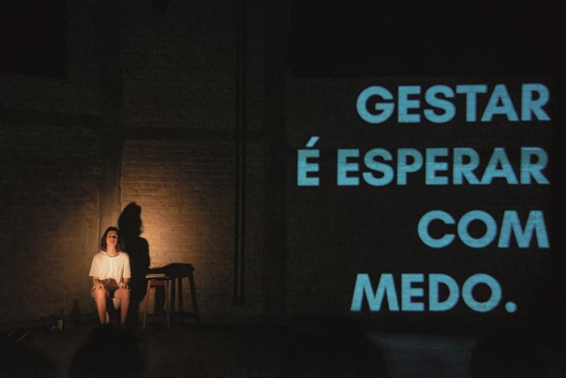 Espetáculo, com Letícia Bassit, desmitifica a maternidade idealizada, expondo suas contradições, dores, potências e tabus