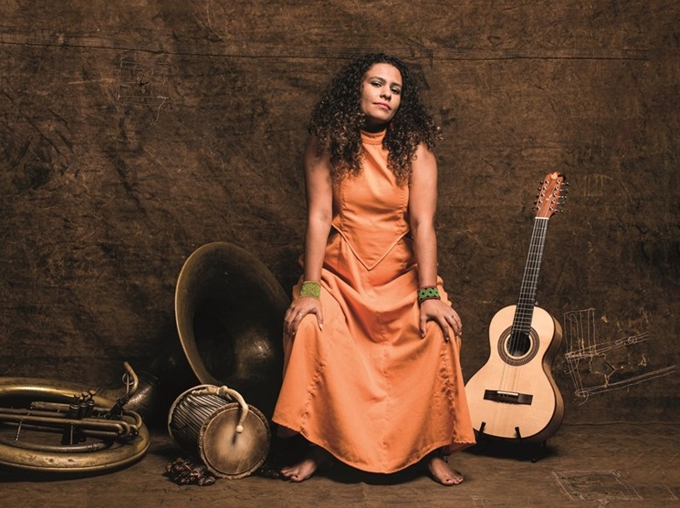 Laís de Assis sobe ao palco da Área de Convivência e apresenta um tributo à cantora e folclorista, Inezita Barroso