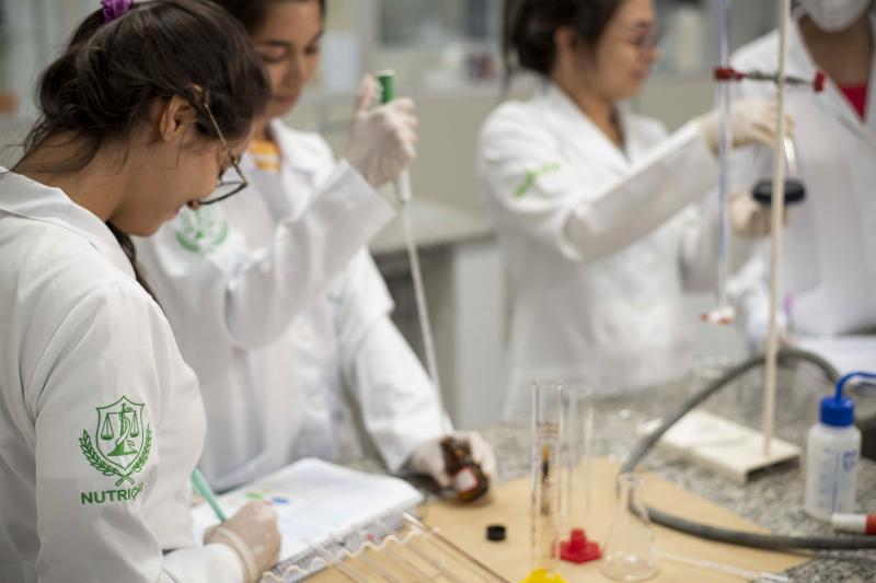 Curso de Nutrição conta com laboratórios e clínica para prática dos estudantes