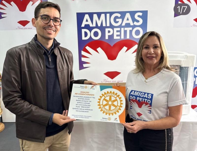 Ulisses Gonçalves, pesidente do Rotary Sudoeste, e Cassia Sperini, do Grupo Amigas do Peito