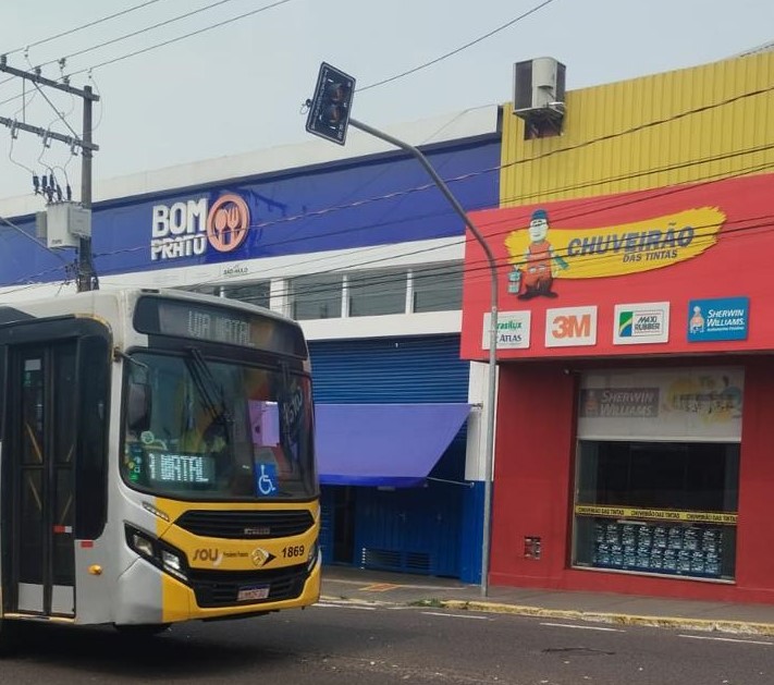 Instalação de novo semáforo na Avenida Brasil foi iniciada nesta sexta