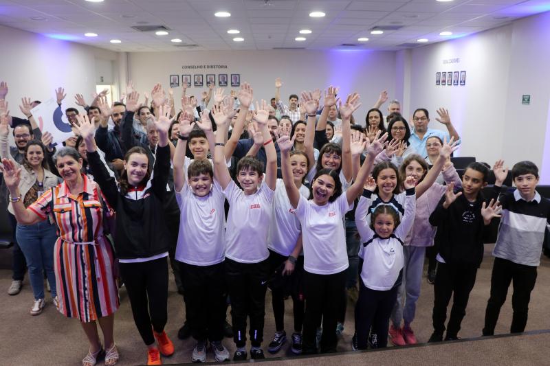 Representantes da Sabesp, Hospital de Esperança, instituições de ensino, parceiros e voluntários reunidos durante a 13ª entrega da campanha Lacres e Tampinhas de Esperança, celebrando resultados e compromisso coletivo com a causa