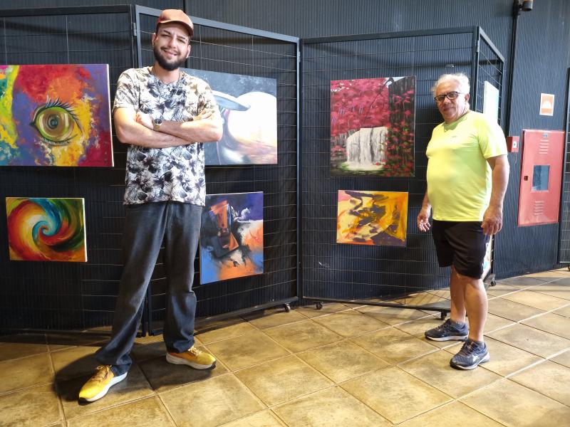 O artista com Vadinho, curador da Galeria Takeo Sawada